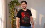 نفس الشاب لابس التيشيرت وعليه تصميم مطبوع